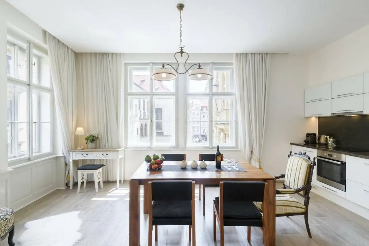 Stylish, Light-Filled Home In The Historic Center Прага Апартаменты