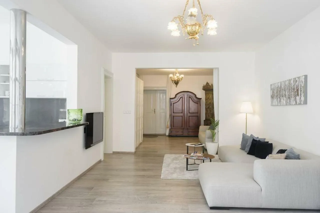Stylish, Light-Filled Home In The Historic Center Прага Апартаменты