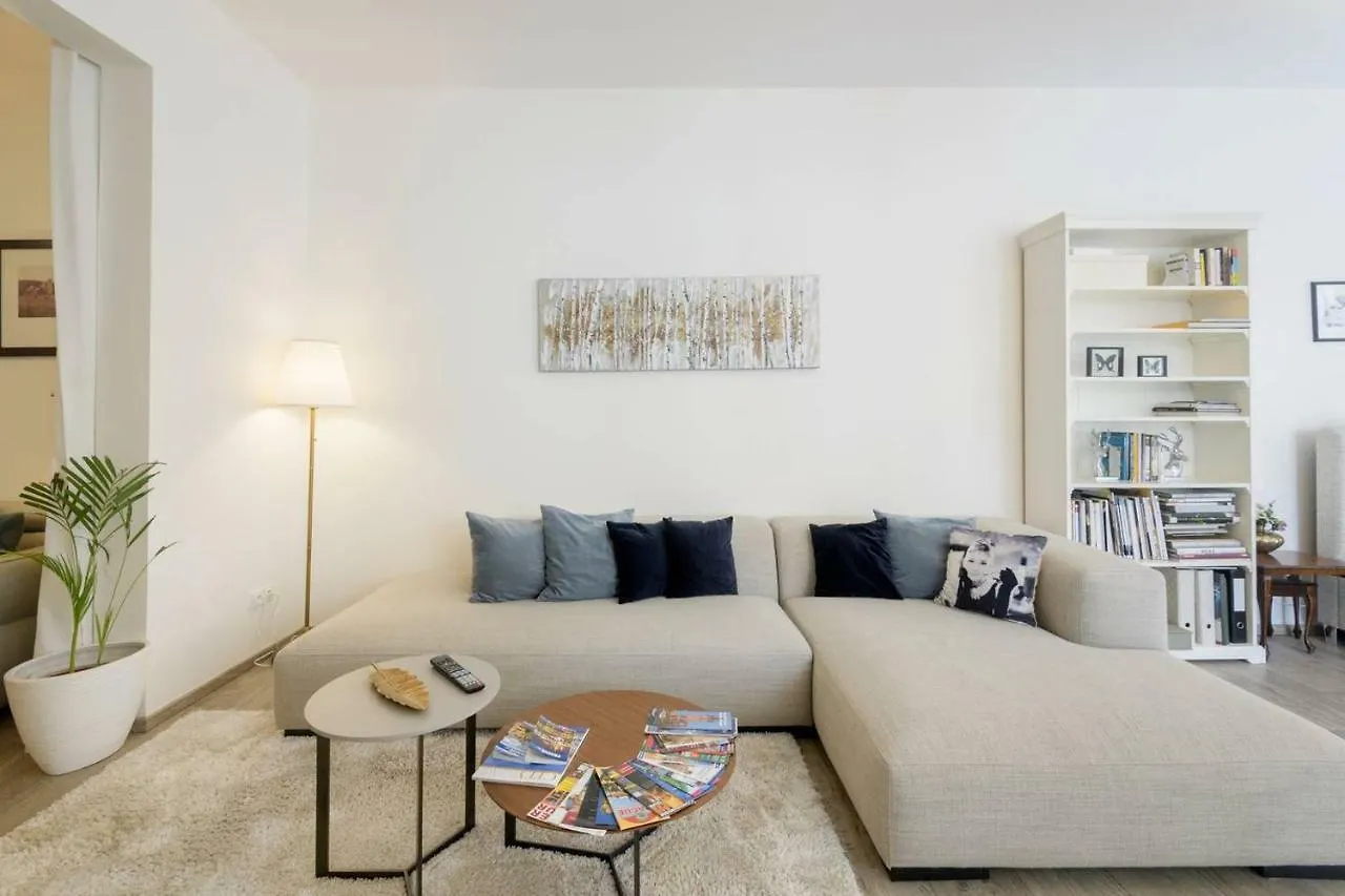 Apartmán Stylish, Light-Filled Home In The Historic Center Praha Česká republika